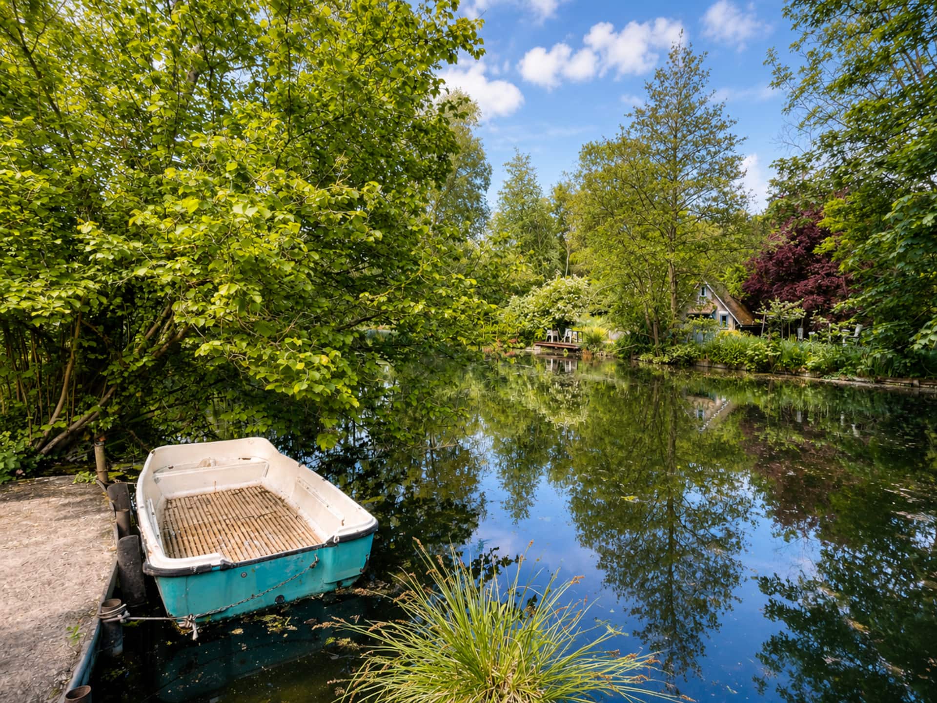 La barque bleue sur l'étang